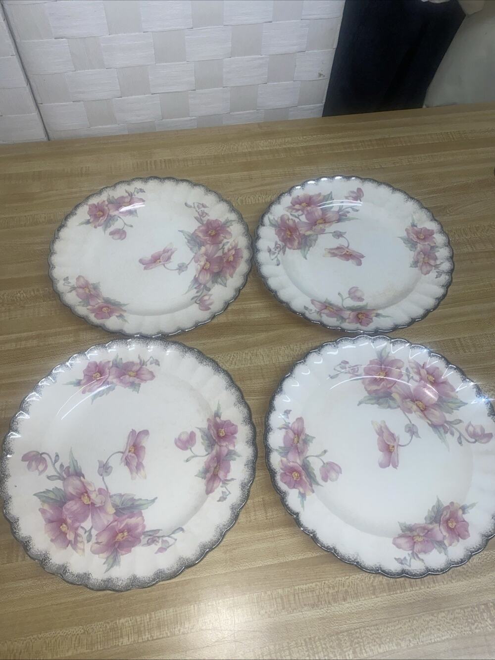Set Of 4 9.25” Dinner Plates Ivory Porcelain By Sebring “Primrose” 22K Gold Trim